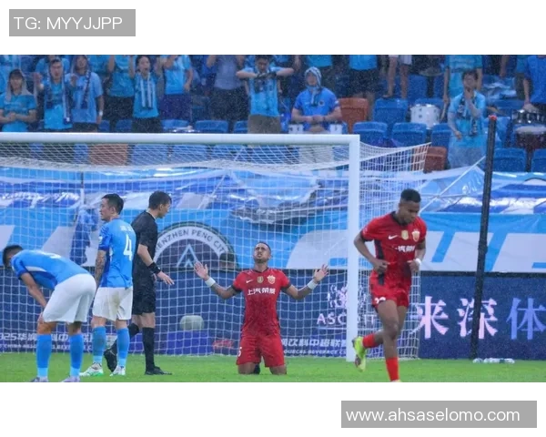 中超巅峰对决：上海海港力克广州恒大展开激情厮杀